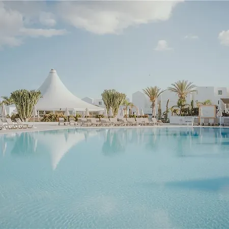 Radisson Blu Resort, Lanzarote Adults Only קוסטה טגוויסה